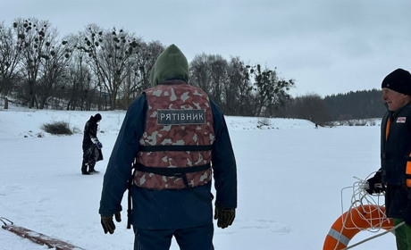 Рятувальники Звягеля тренувалися витягати людей, які провалилися під лід