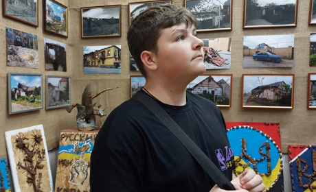 «Херсонщина болить»: у Первомайському музеї відкрили виставку робіт Василя Чайковського