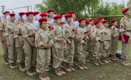 У Біловодську окупанти взяли від школярів присягу "на вірність ”ЛНР”. Як з дітей зомбі роблять