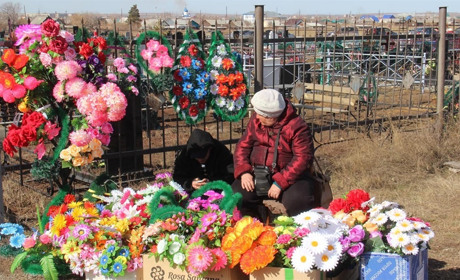 Міськрада проводить опитування серед звягелян щодо обмеження використання ритуального пластику