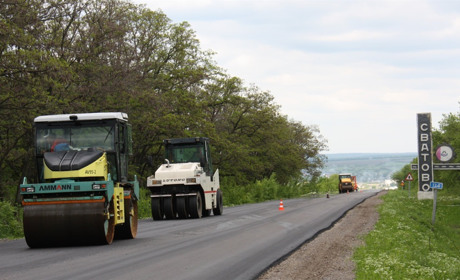 До кінця травня у Сватовому планують закінчити ремонт дороги на Розкопаній. Його почали ще у 2018