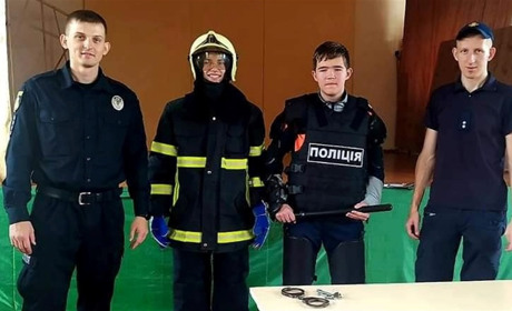 У місті Славута пройшов урок з вихованцями гімназії «День з поліцейським та рятівником»