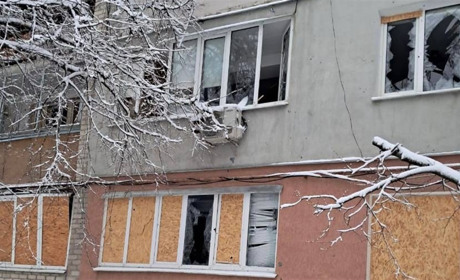 Минула доба на Купʼянщині: росіяни вдарили авіабомбою по пʼятиповерхівці у Купʼянськ-Вузловому