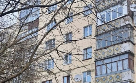 У Звягелі з вікна дев’ятого поверху випав 5-річний хлопчик — дитина загинула