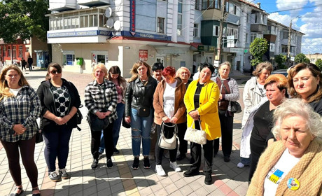 Для родин Захисників зі Жмеринки організували поїздку на виставу в театрі