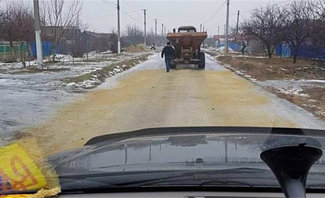 В Яськах сконструювали чудо-пристрій, який автоматично посипає дороги піском (відео)