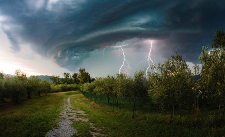 В області очікуються грози і град