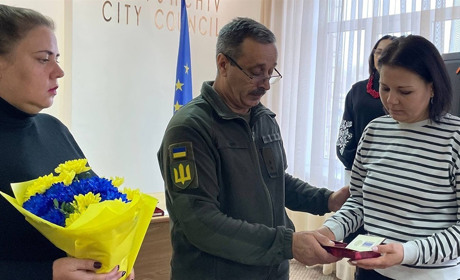 Нагороджено посмертно: відзнаки чотирьох полеглих воїнів із Ржищівщини передали рідним Героїв