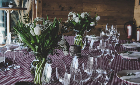 Як сервірувати святковий стіл за етикетом