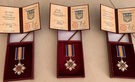 У Славуті для рідних полеглих захисників України вручили державні нагороди