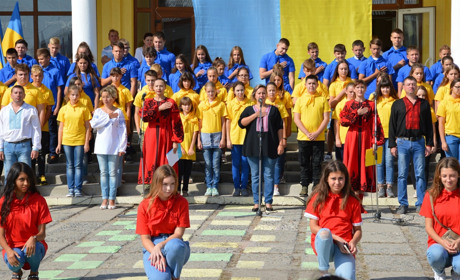 «Живий» прапор, молитва за Україну, нагородження сватівчан: День Незалежності у Сватовому