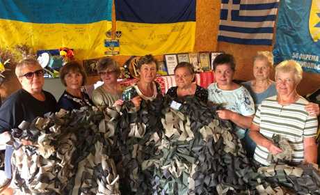 Сітки-обереги з Цибулевого: як жінки 60+ щодня рятують життя воїнів