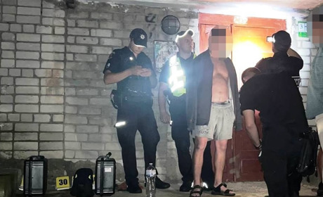 У Сарнах п’яний чоловік стріляв з балкона та у під’їзді багатоповерхівки