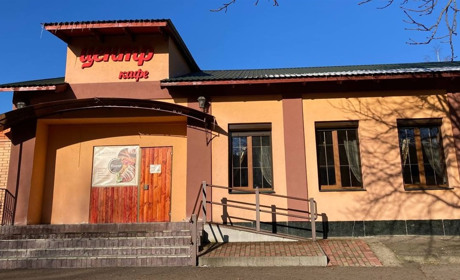 У кафе «Центр» в Переяславі можна замовити банкет, комплексний обід та чорний бургер
