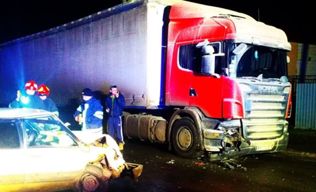 Нічна ДТП у Старокостянтинові: 39-річного кермувальника діставали рятувальники