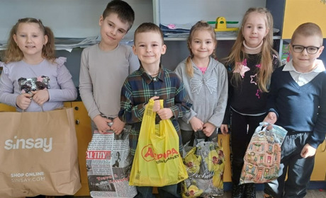«Подаруй усмішку»: юні натуралісти Первомайська зібрали подарунки для дітей зі спеціальної школи