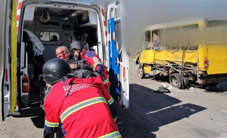 Окупанти атакували маршрутку в Херсоні: поранені і травмовані 8 людей (фото)