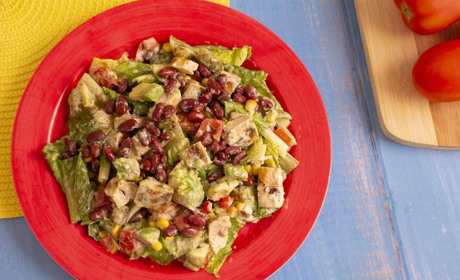 Рецепт дня: салат з куркою, квасолею та копченим сиром