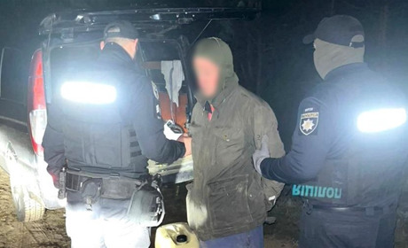 На Сарненщині викрили двох місцевих, які вночі зливали дизель із вантажівок