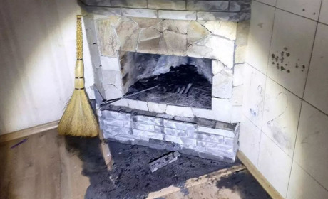 У Жовтих Водах загорівся будинок - пожежу гасили 13 вогнеборців: фото з місця пожежі