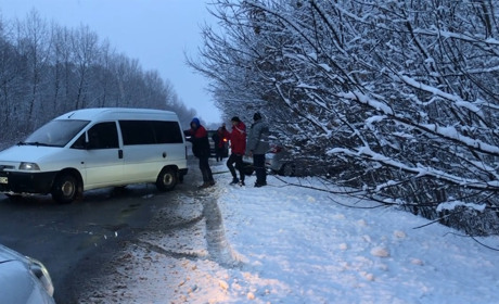 Неподалік Шепетівки водії рятували сім’ю, що потрапила у ДТП