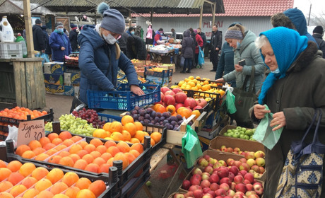 Ціни на м’ясо скидали, аби продати. А за фруктами – черги. Репортаж з базару