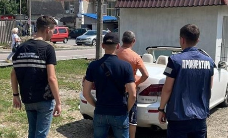 Незаконний виїзд чоловіків за кордон: поліція затримала групу злочинців