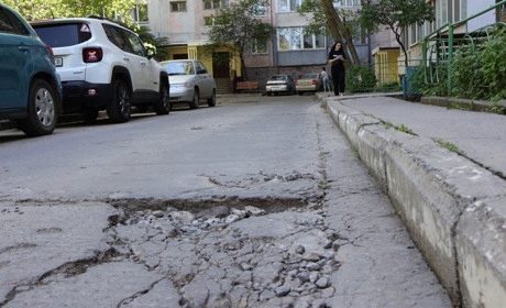 Гроші виділили, а дороги в ямах: чому в Южноукраїнській громаді досі не провели ремонти доріг?