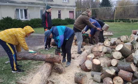 "Помічники Миколая" на Кременеччині почали волонтерити: допомогли геріатричному центру