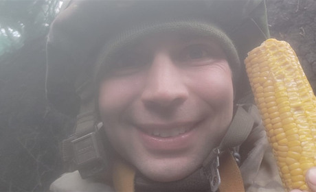 Захисник із Глухова показав, як оборонці на передовій радіють посилкам із дому