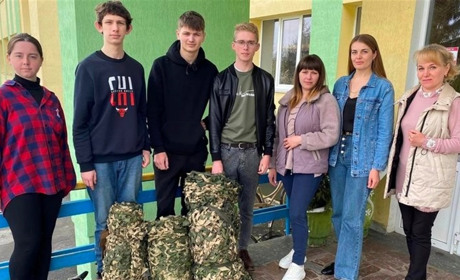 Вчителі та учні з батьками ліцею на Звягельщині плетуть маскувальні сітки для військових