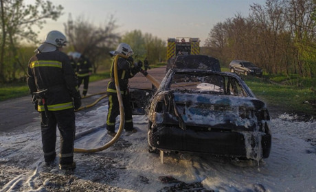 У Шостці горів автомобіль: рятувальники ліквідували пожежу (відео)