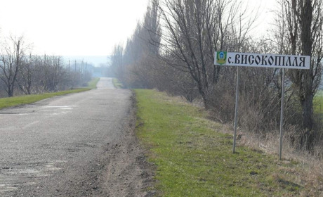 У Високопіллі на Херсонщині окупанти відбирають у місцевих транспорт