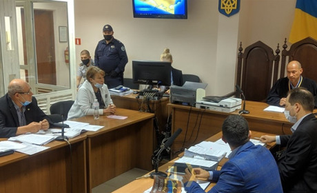 Скандал у суді: підозрювану у сексуальному насиллі над дітьми педагога захищають батьки вихованців