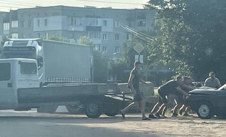 У Глухові сталася ДТП на вулиці Гоголя. Авто вилетіло в кювет