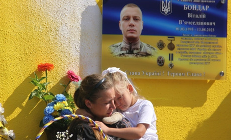 «Війна забрала в мене дорогого тата»: в Іванові відкрили пам’ятну дошку на честь Віталія Бондаря