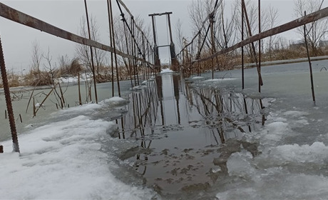 У селі Аполлонівка на Сахновщині пішохідний місток пішов під воду: як влада вирішуватиме проблему