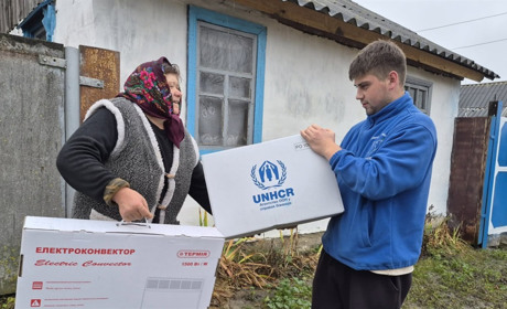 На Глухівщині 50 родин отримали набори для зимового утеплення від волонтерів