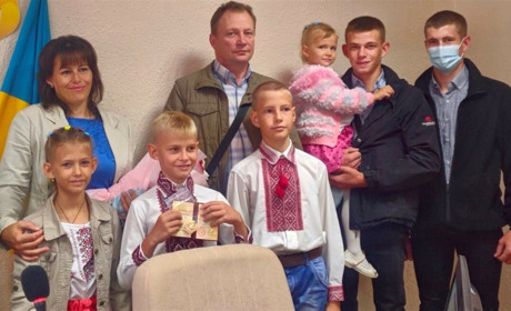 Мати шістьох дітей Валентина Галєнт на сесії міськради отримала відзнаку «Мати-героїня»
