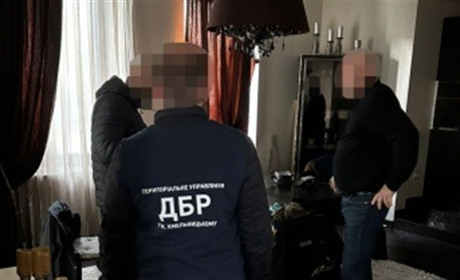 Посадовець міграційної служби Хмельниччини приховав активи на понад 30 млн гривень