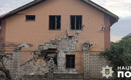 Через ворожі обстріли на Херсонщині пошкоджені багатоповерхівки та приватні будинки, є поранені