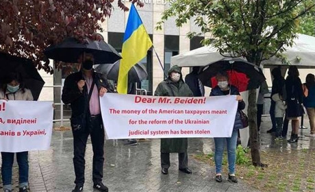 «Пане Байдене! Гроші вкрадені!»