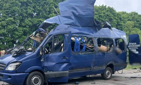 росіяни атакували з БпЛА рейсовий автобус поблизу Білопілля: загинули люди