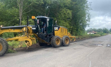 У Червоноградському районі ліквідують ямковість на автодорогах
