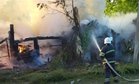 Росія з артилерії та мінометів вдарила по Сумщині: спалахнули будинки та лінія електропередач (фото)