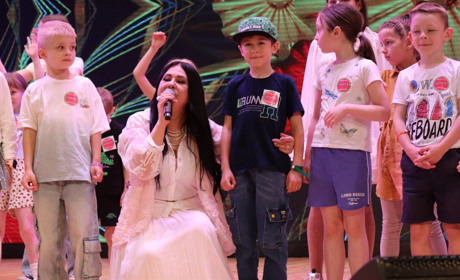 Як Анжеліка Рудницька співала для дітей з Херсонщини у Києві