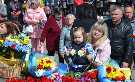 «Перемогли нацизм – переможемо й рашизм!»: в Южноукраїнську провели мітинг до Дня пам'яті