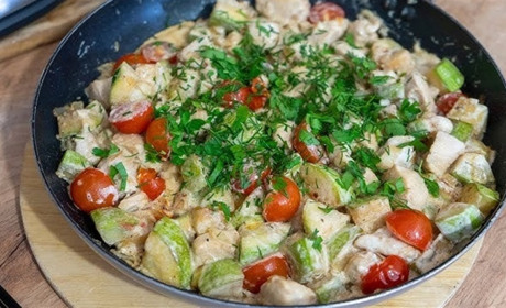 Рецепт дня: кабачки з куркою у сметанному соусі