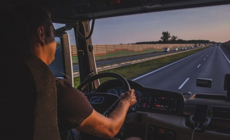 Під час воєнного стану керувати вантажівками можна з категорією В