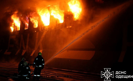 Росія знову вдарила по Одещині: постраждало цивільне судно в порту Чорноморська